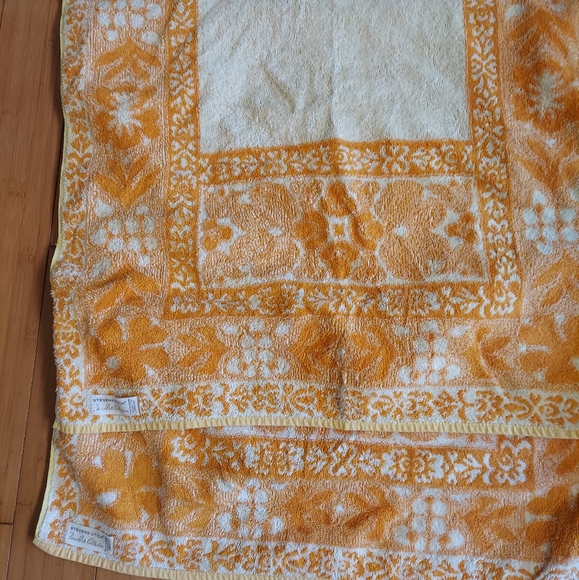 2 Steven's Utica fine arts collection bath towels - Picture 4 of 5